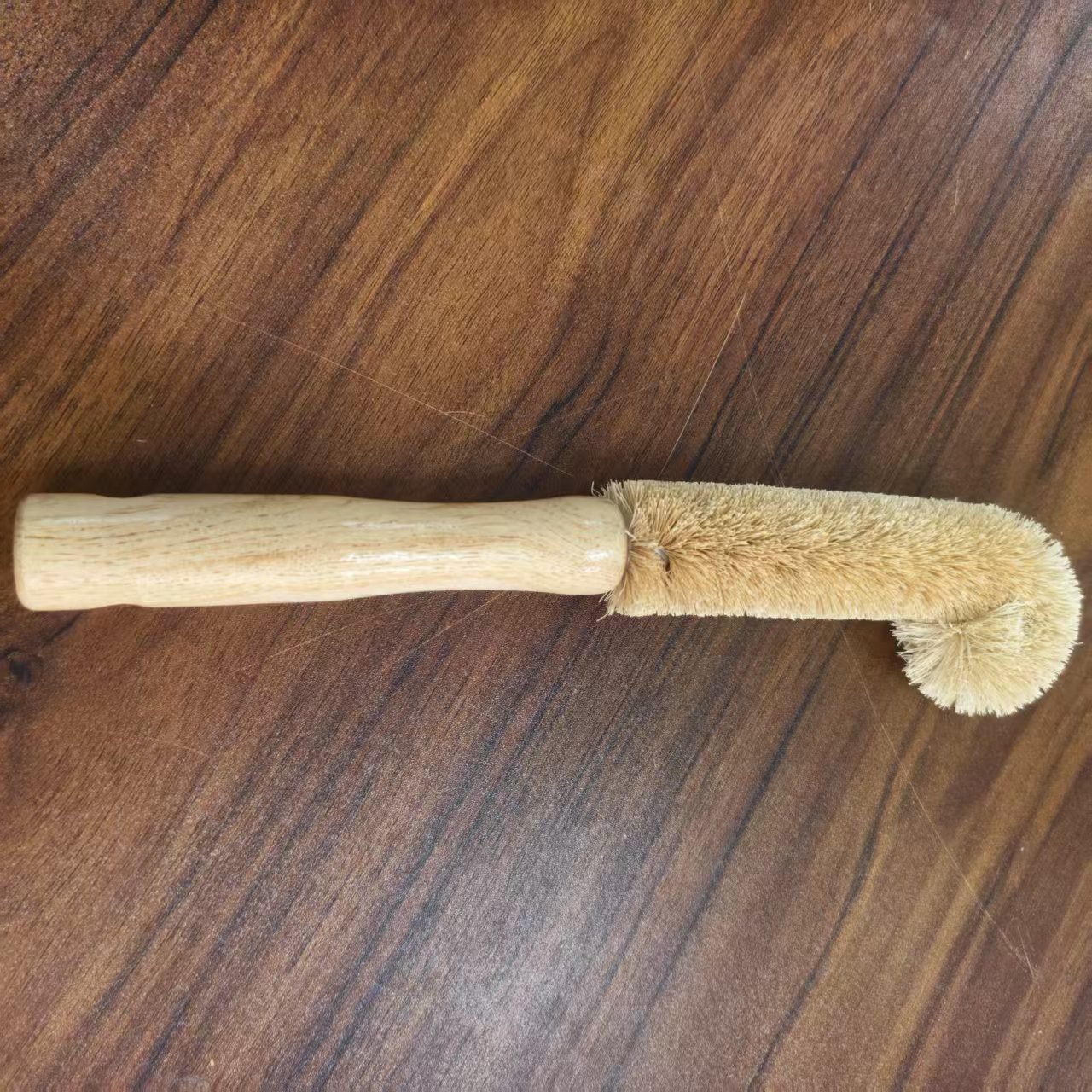 Coco marrón haya taza de agua cepillo de limpieza del hogar cepillo de la taza no fácil de pegar aceite colgando mango de madera cepillo de limpieza al por mayor