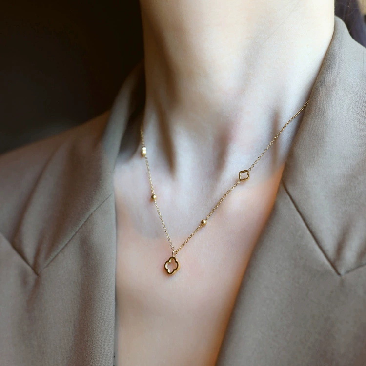 Cuatro hojas de hierba hueco collar de mujer 18k oro chapado con cuentas de diseño sofisticado personalidad de alta calidad cadena de clavícula roja no se desvanece