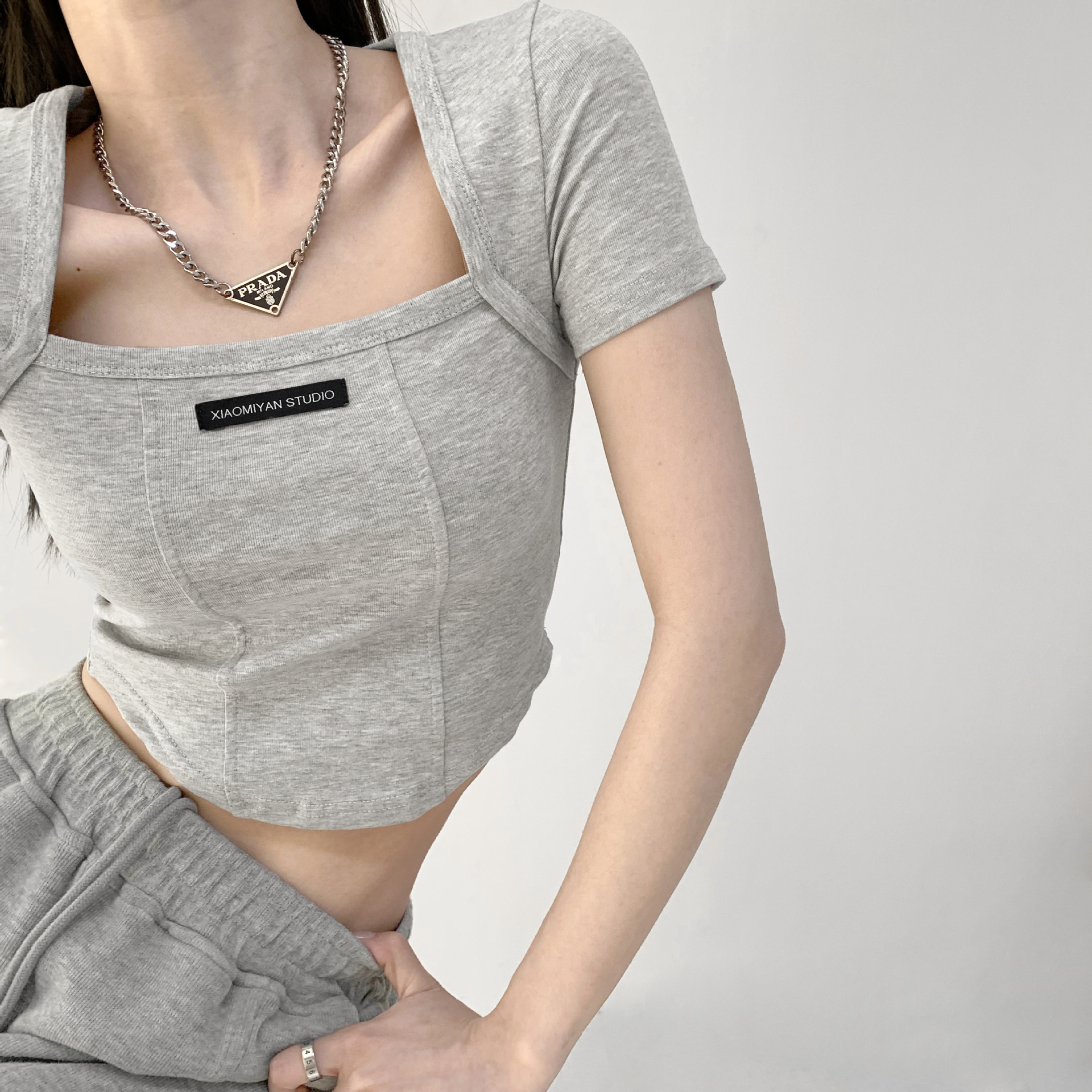INS marea diseño sentido de la clavícula del cuello cuadrado puro quiere atar la primavera femenina y el verano corto curvo cintura manga corta Camiseta top