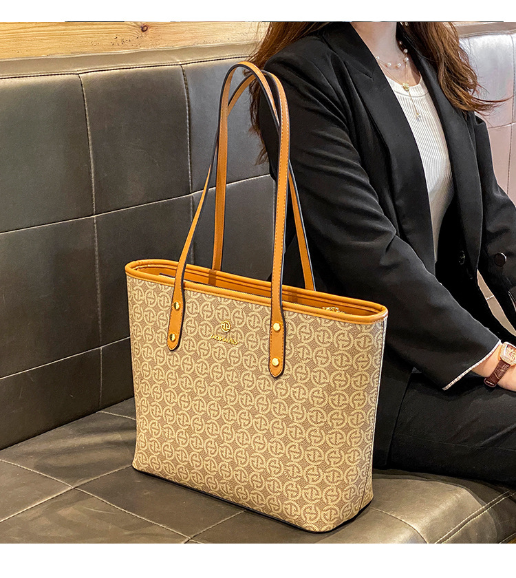 Nowa gorąca sprzedaż damska torba lekka luksusowa damska torba dojazdowa duża pojemność modna torba popularna prosta duża torba 2023_voghion.com