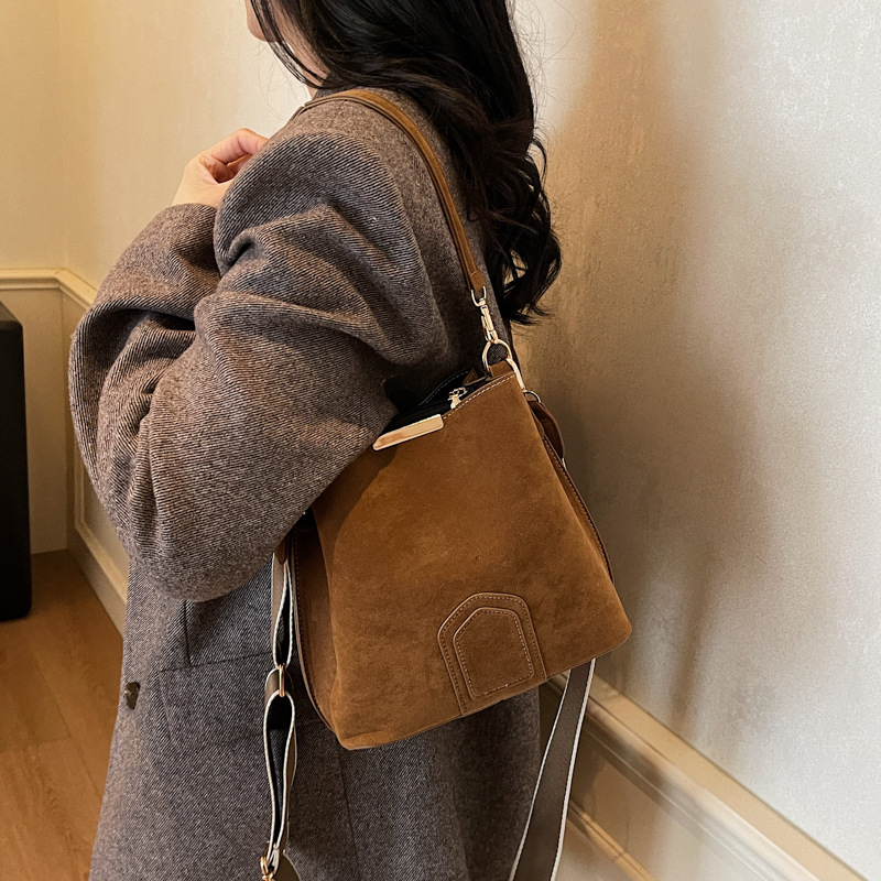 Bolsa de textura de alta calidad para mujeres 2025, otoño y invierno, nuevo bolso de cubo retro, moda extranjera, mochila de viaje universal.