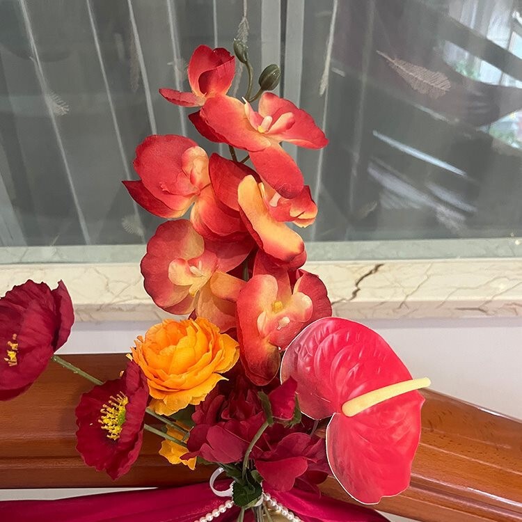 结婚楼梯装饰栏杆扶手玫红色花婚房布置酒店阳台花艺绸缎布幔|undefined