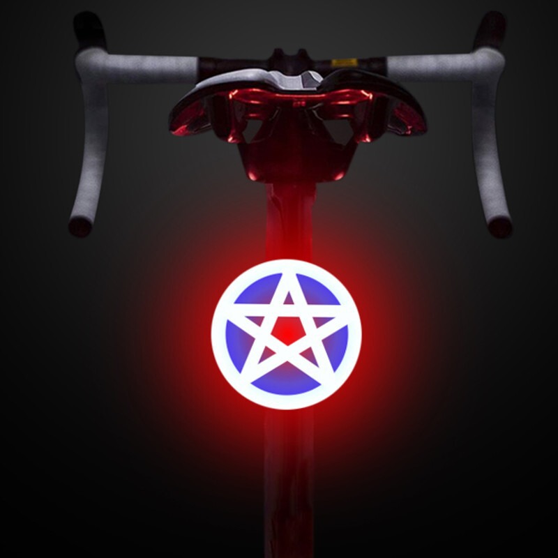 自転車用ランプのテールランプを充電します。|undefined
