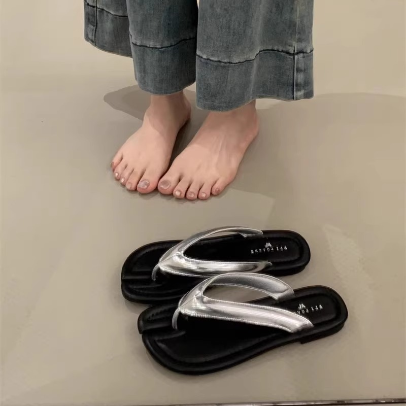 网红气质平底拖鞋女夏外穿2025年新款夏季银色分趾鞋夹脚人字凉拖