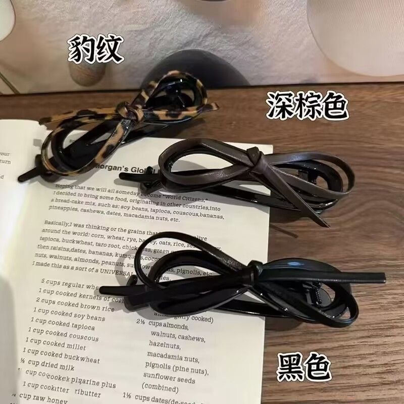 気質の皮質の蝶結びのねじりは後頭部の高級感を挟みます。|undefined
