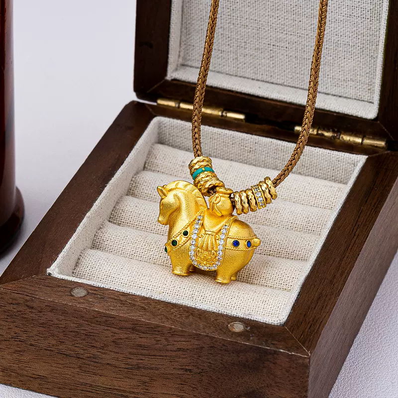 新中式项链国风古法金色马上有钱镶钻小唐马吊坠盘缠编绳项饰批发