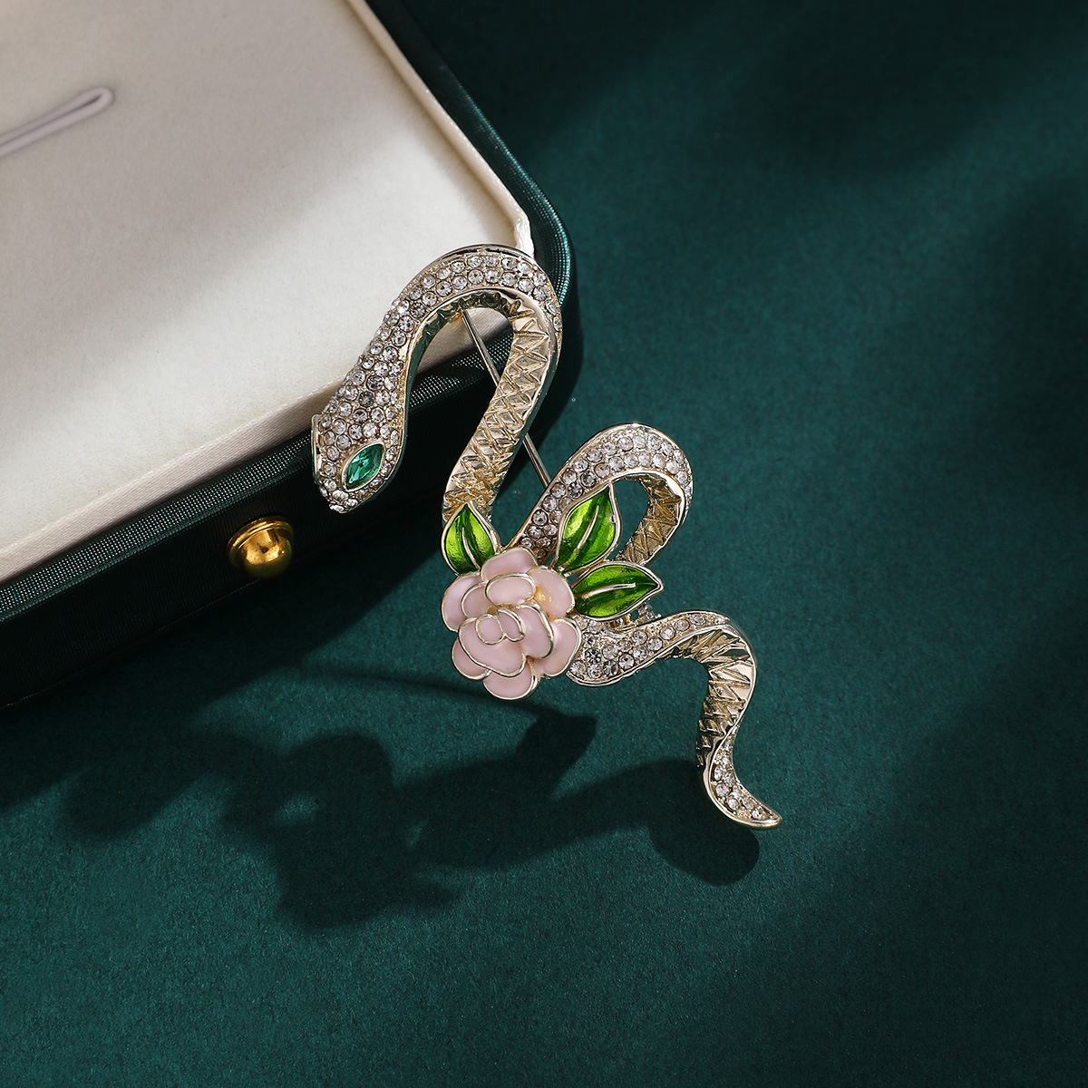 Rose Serpent broche de alta calidad temperamento lujoso este año de la vida flor de pecho estilo retro broche de diseño exquisito accesorios de traje