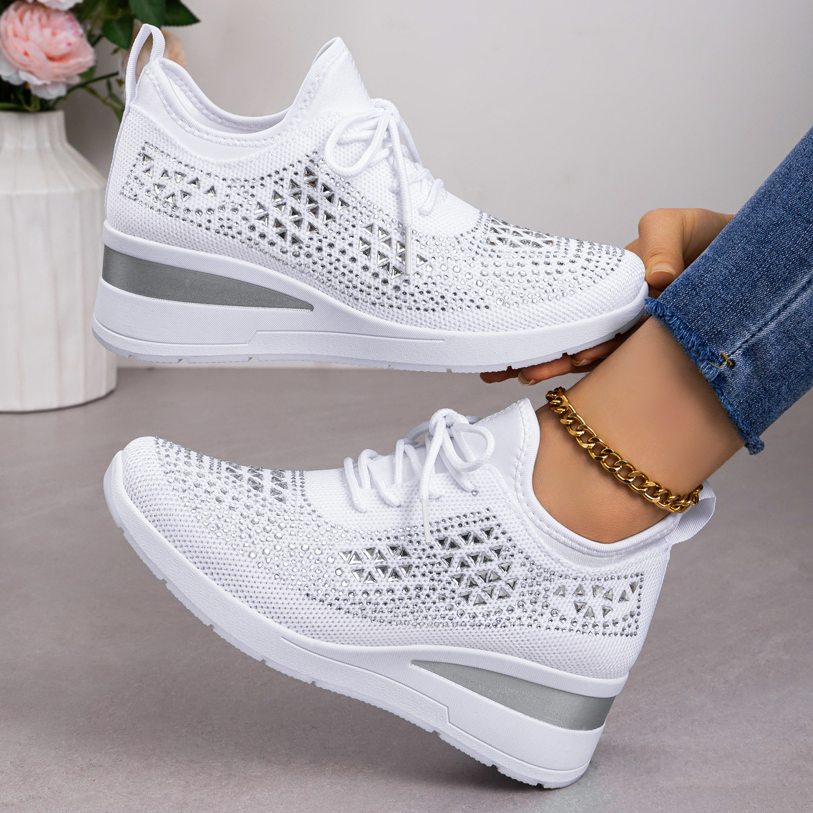 Zapatos casuales de mujer de cordón de diamante transfronterizo zapatos deportivos de gran tamaño de moda de comercio exterior zapatos de mujer de viaje diario zapatos de altura de mujer