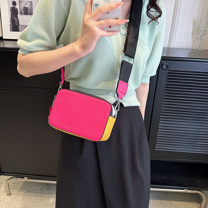 Verano nuevo bolso de bandolera de banda ancha personalizado simple bolso de hombro casual Bolso cuadrado pequeño de color de contraste de moda transfronterizo 2023