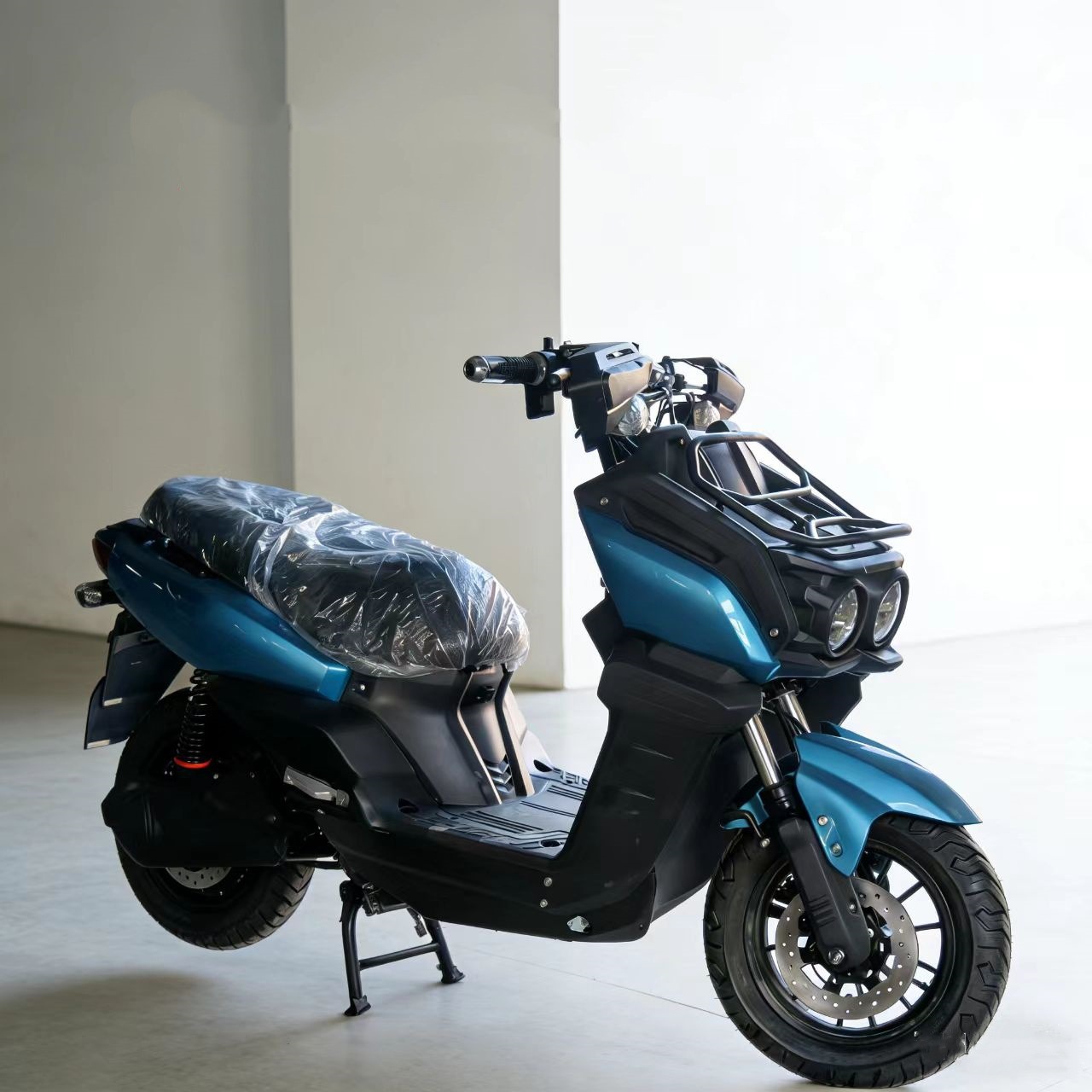 Cross-Border Hot-Selling Products from the Source Factory: Wholesale of New High-Quality Tank Electric Scooters and High-Power Men's Motorcycles