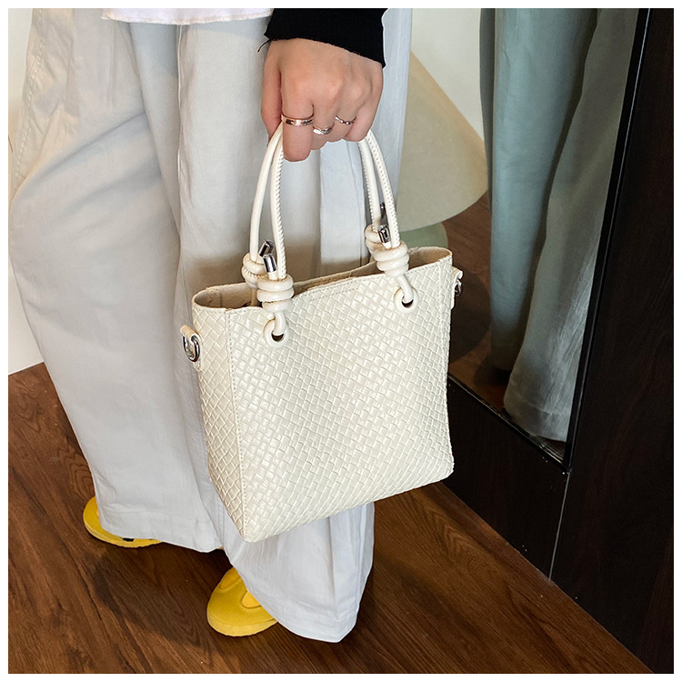 A niche and simple hand-held bucket bag for the summer of 2025, featuring a fashionable and stylish Korean style with a woven pattern, is a single-shoulder crossbody bag undefined