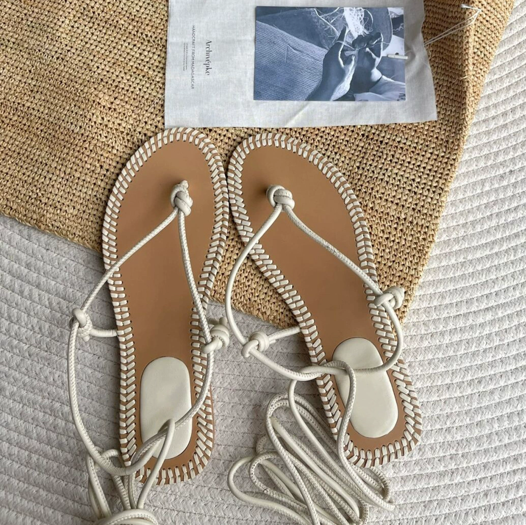 Женские римские сандалии на плоской подошве с открытым носком в британском стиле, новые летние сандалии-стринги из натуральной кожи.