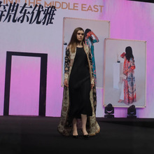 三宅中东迪拜长袍外套时尚感女装褶皱印花长款袍子高级感展会同款