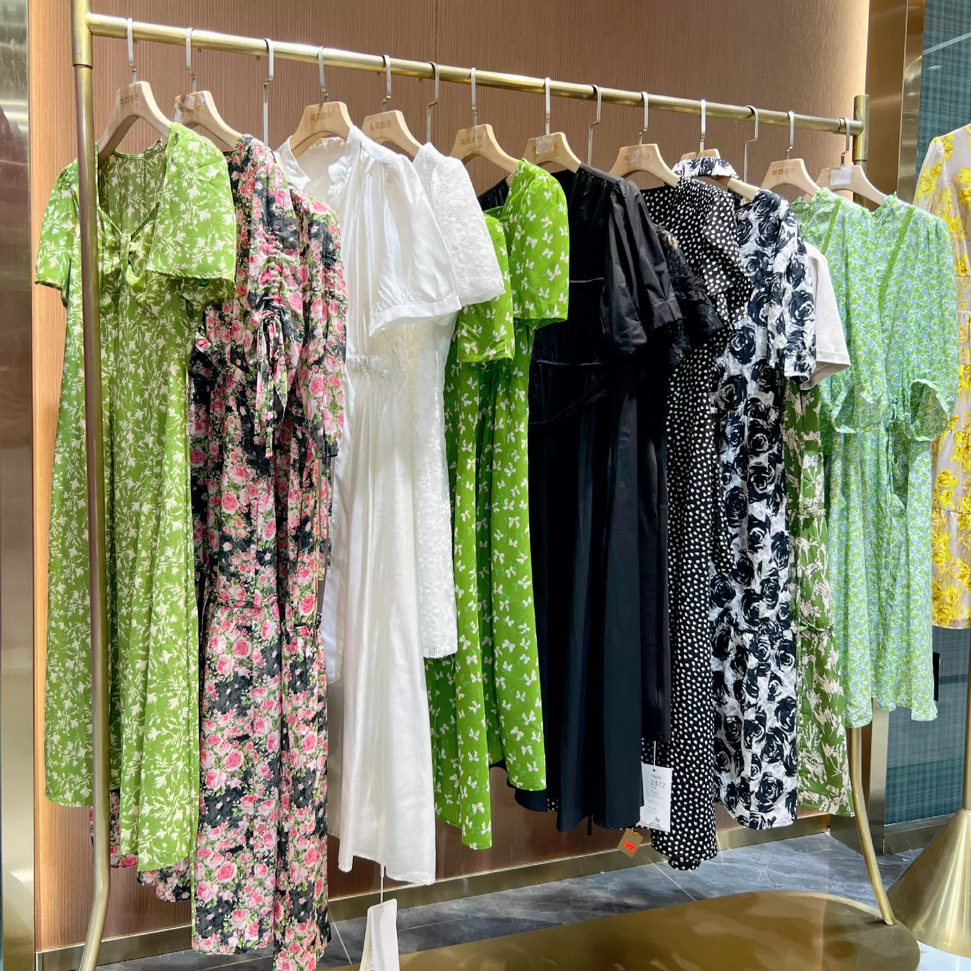 Легкие роскошные платья по распродаже оптом со складов магазинов и в прямой трансляции.