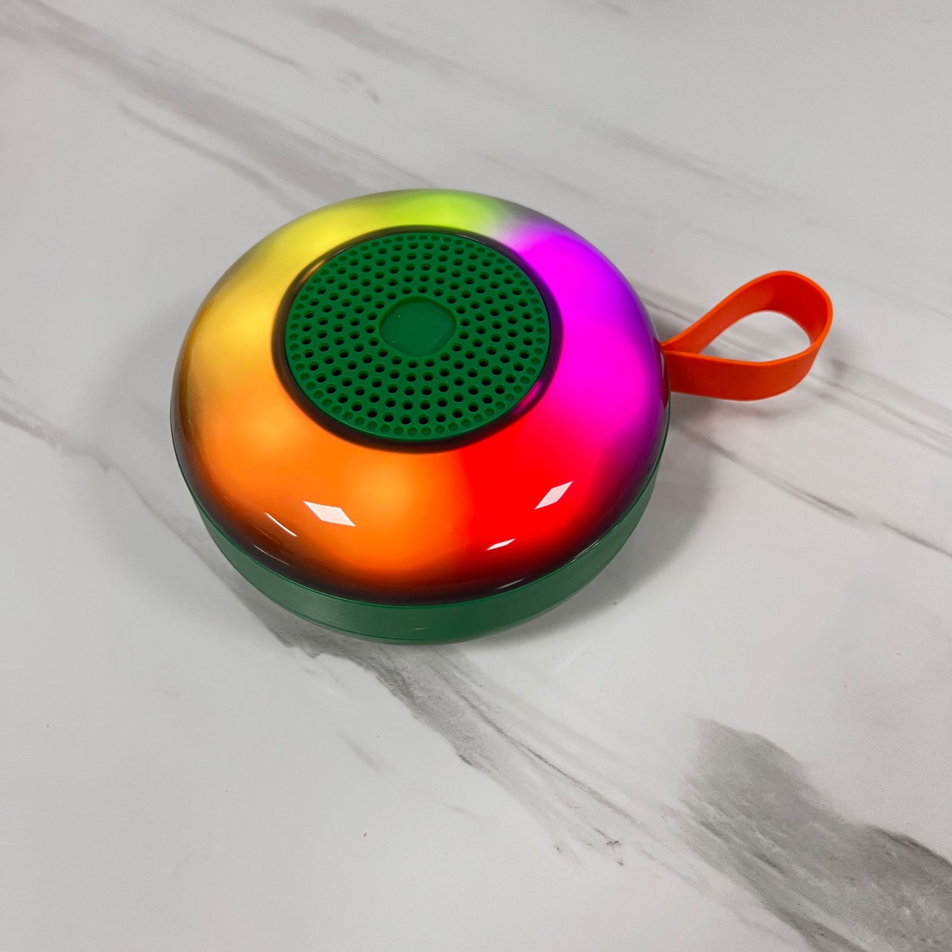 Altavoz pequeño con colgante para ciclismo, subwoofer Bluetooth, altavoz inalámbrico para exteriores con tarjeta insertable, luz colorida, reproductor multifuncional para el hogar