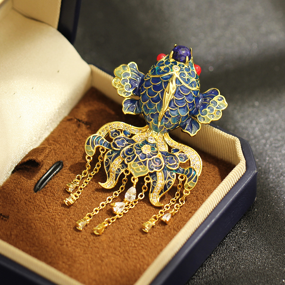 Chinese-style high-end design three-dimensional koi fish tassel brooch, elegant and luxurious, gold and blue enamel pin