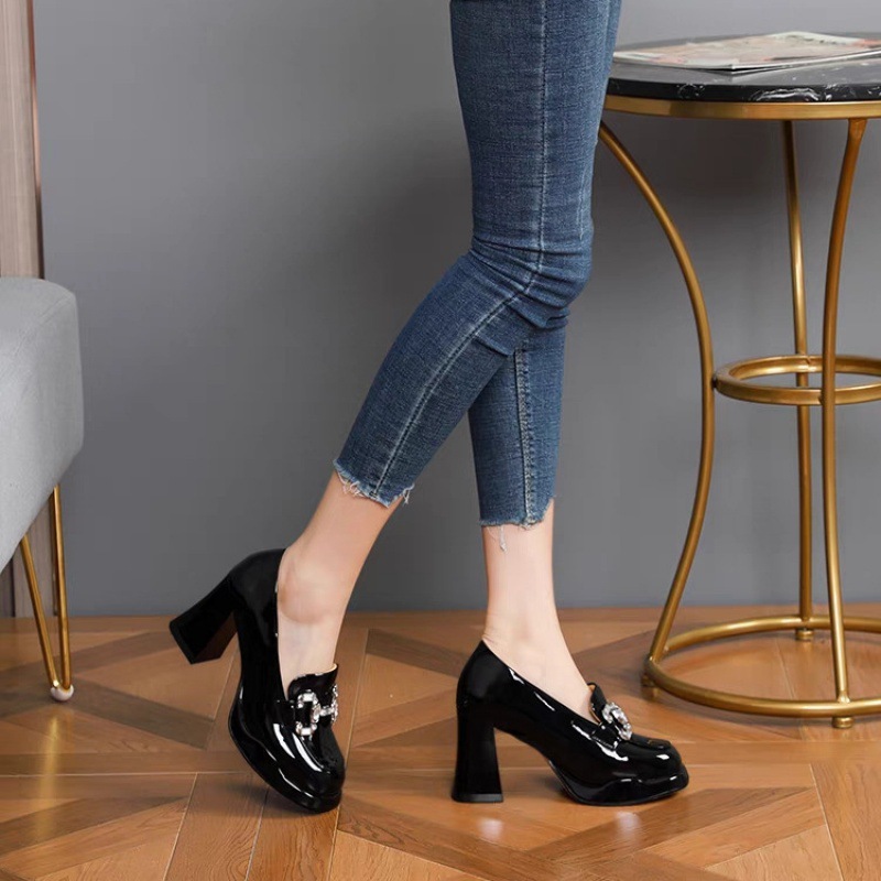 2024春季新款时尚金属扣漆皮防水台粗跟小皮鞋高跟鞋女鞋