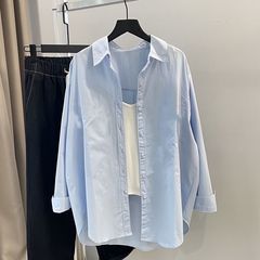フランスの青い日焼け止め綿シャツはシャツを重ねて着ています。