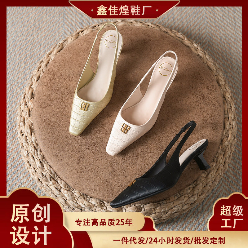 Sandal nữ bít mũi hở gót mũi vuông nhỏ vân cá sấu khóa kim loại, gót vuông 3–6 cm — Màu trắng ngà, Màu vàng nhạt, màu đen