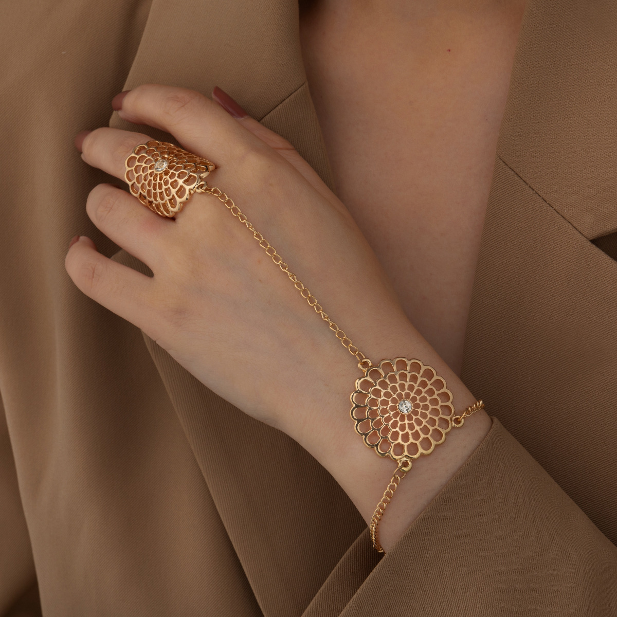 New Japanese and Korean style vintage ring hand back chain one-piece Diamond-embedded hollow flower women's couple ring ring bracelet