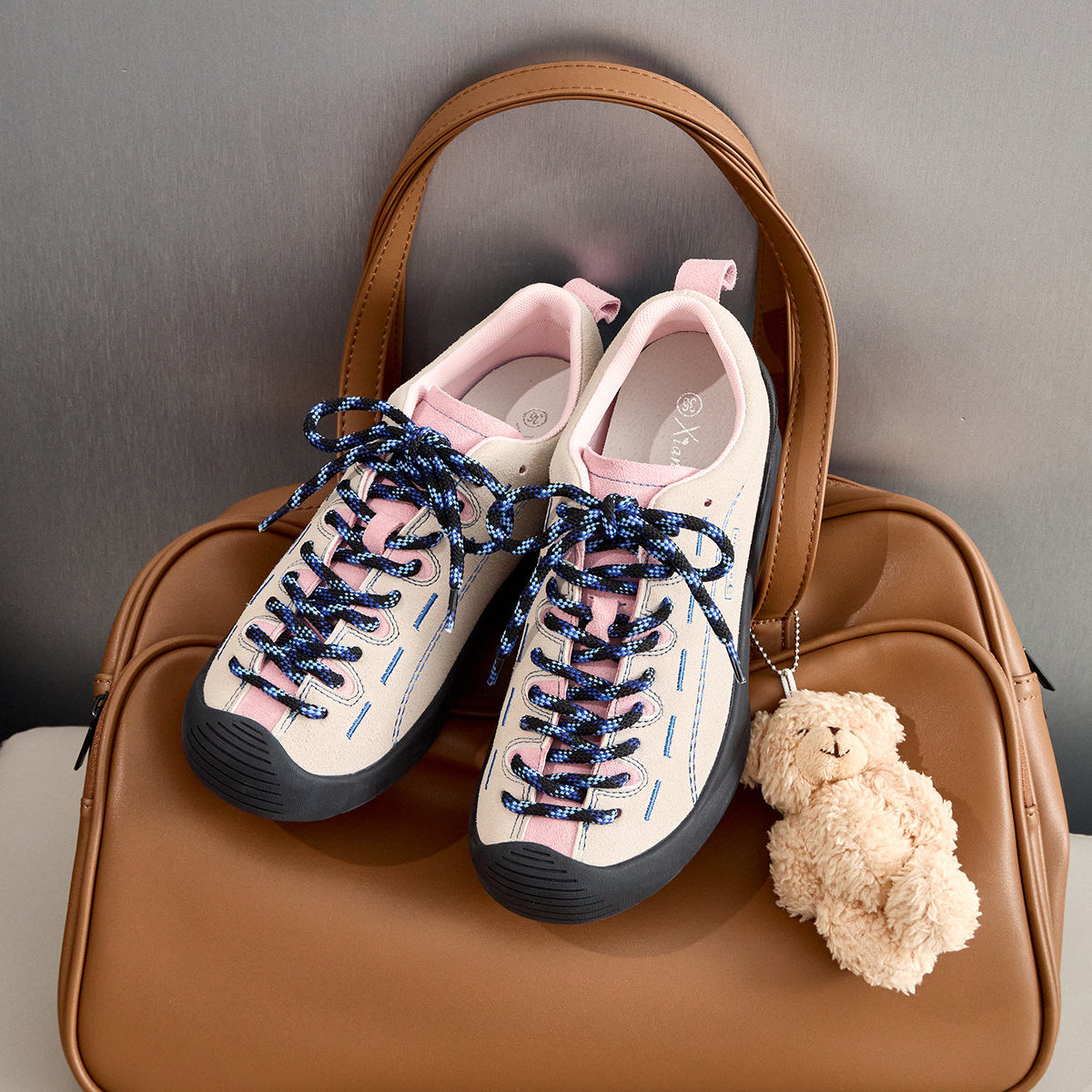 Zapatos de entrenamiento de alta altura de cuero de vaca, zapatos de excursión al aire libre para mujeres, suela gruesa 2024 primavera y otoño nuevos zapatos de montaña deportivos de color combinado