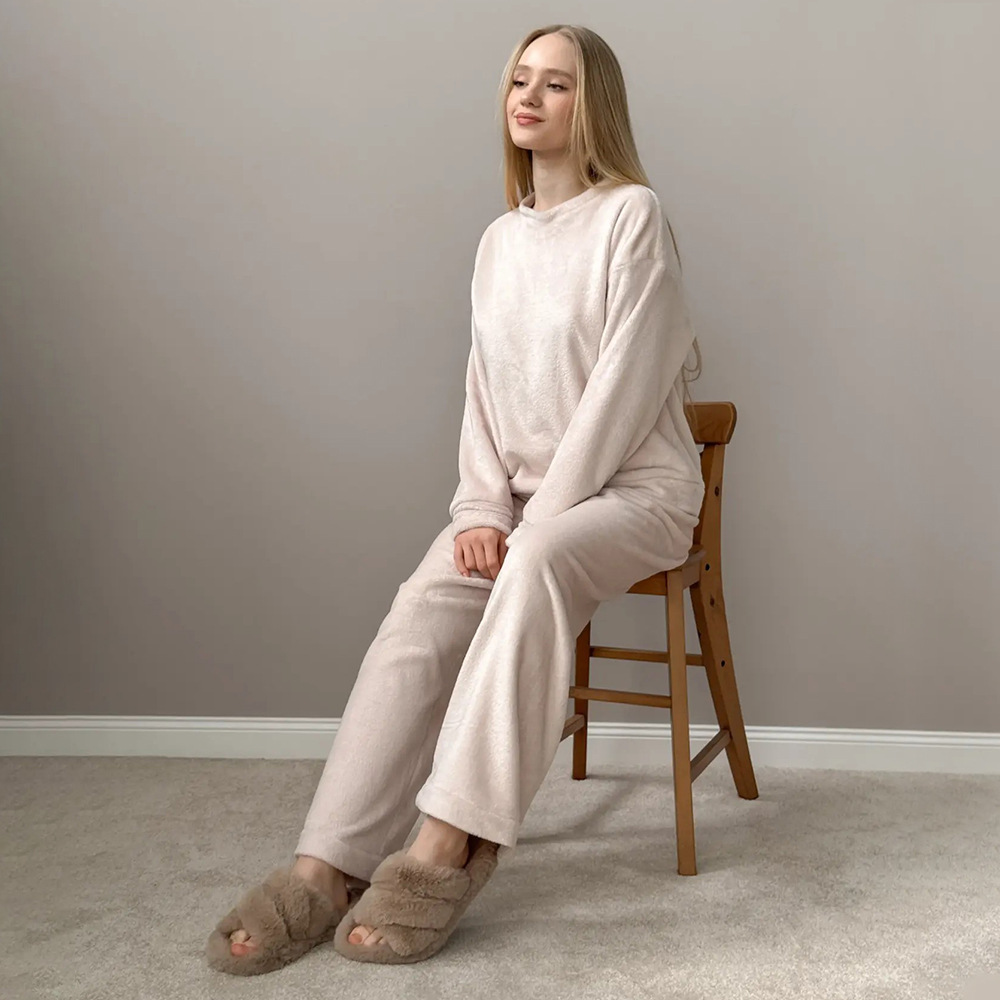 Transfronterizos cuello redondo pantalones de manga larga pijama conjunto Europa y los Estados Unidos otoño y invierno 2025 nuevo pijama de franela ropa para el hogar