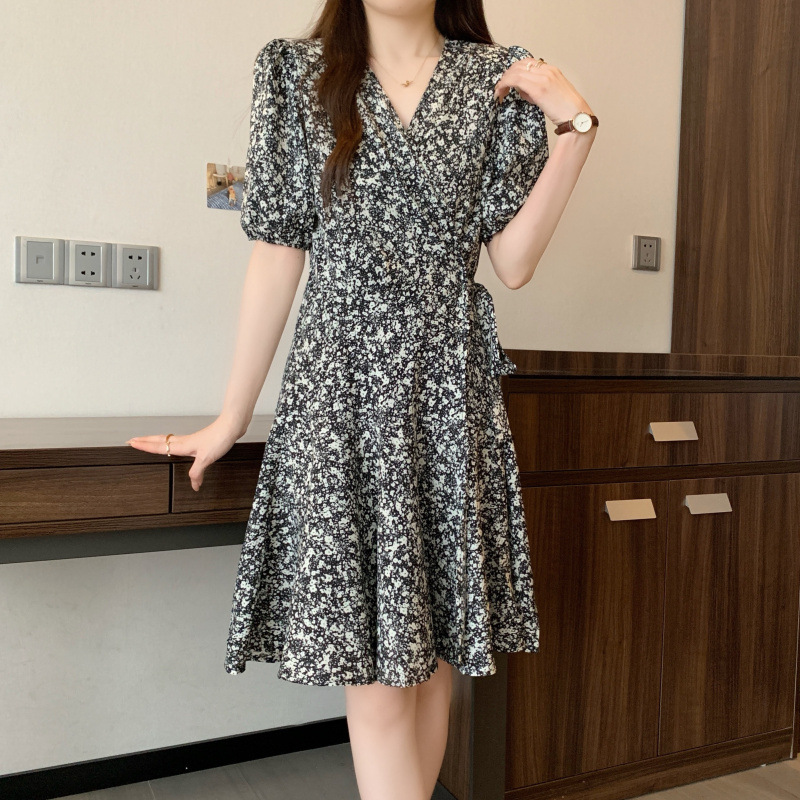 实拍夏装新款大码女装高级感盐系v领碎花短袖连衣裙M至4XL200斤