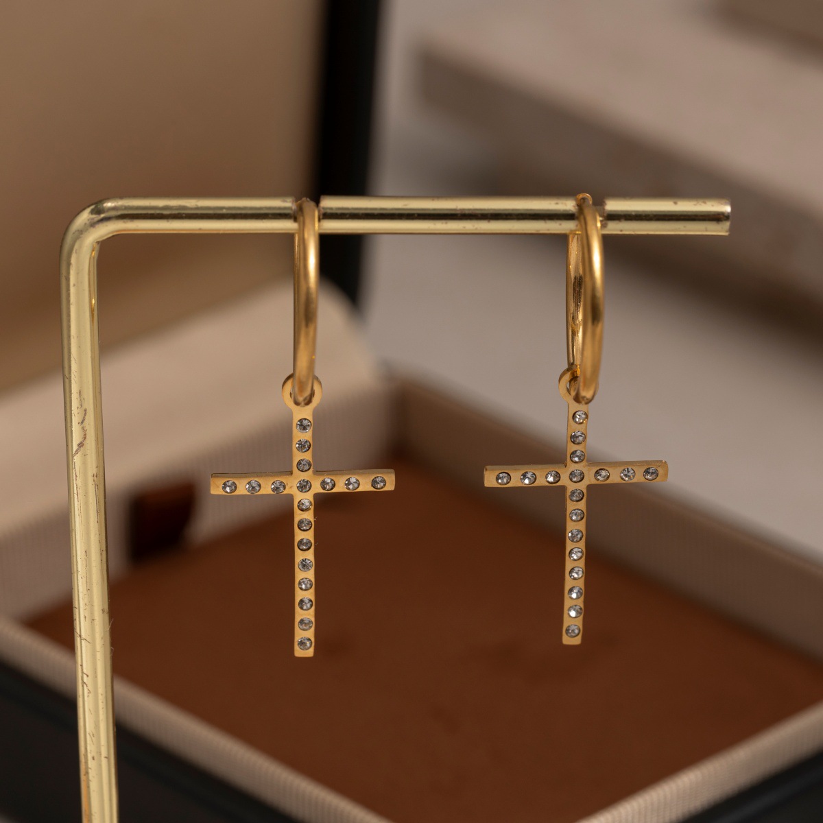 Pendientes de acero inoxidable europeo y americano de Tena Pendientes de cruz de circonio de lujo ligero de alta calidad Pendientes de acero de titanio Mujeres delicadas de nicho