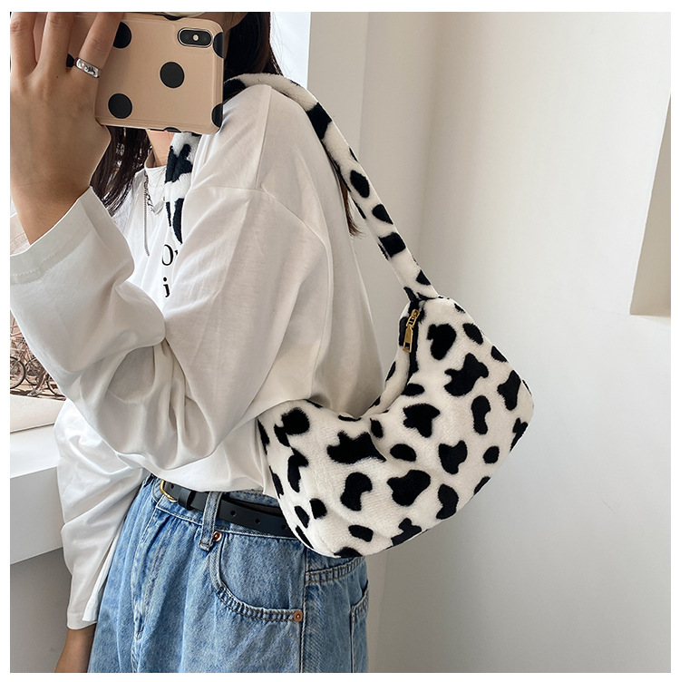 Cute Plush Bag Fashion Cow Pattern One-shoulder Underarm Bag display picture 12