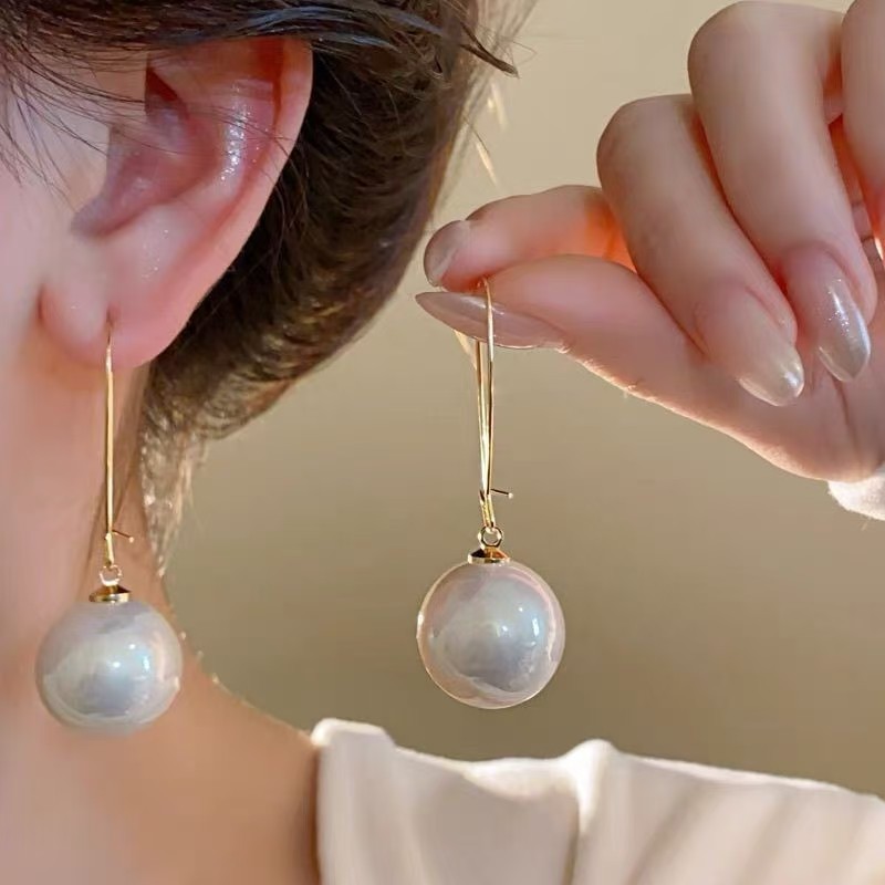 2025 nuevos pendientes de perlas nicho lujoso ligero celebración de perlas rojas otoño invierno sensación de alta calidad perlas auriculares temperamento ganchos de orejas