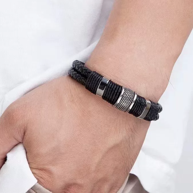 «Переходная торговля»? Вещь: Given instruction: avoid words like wholesale, cross-border or marketplaces. We should translate while removing cross-border. The input: "(Cross-border trading), woven magnetic bracelet for men and women, European style, punk style" Transliterate: Remove cross-border term? We should translate to Russian: