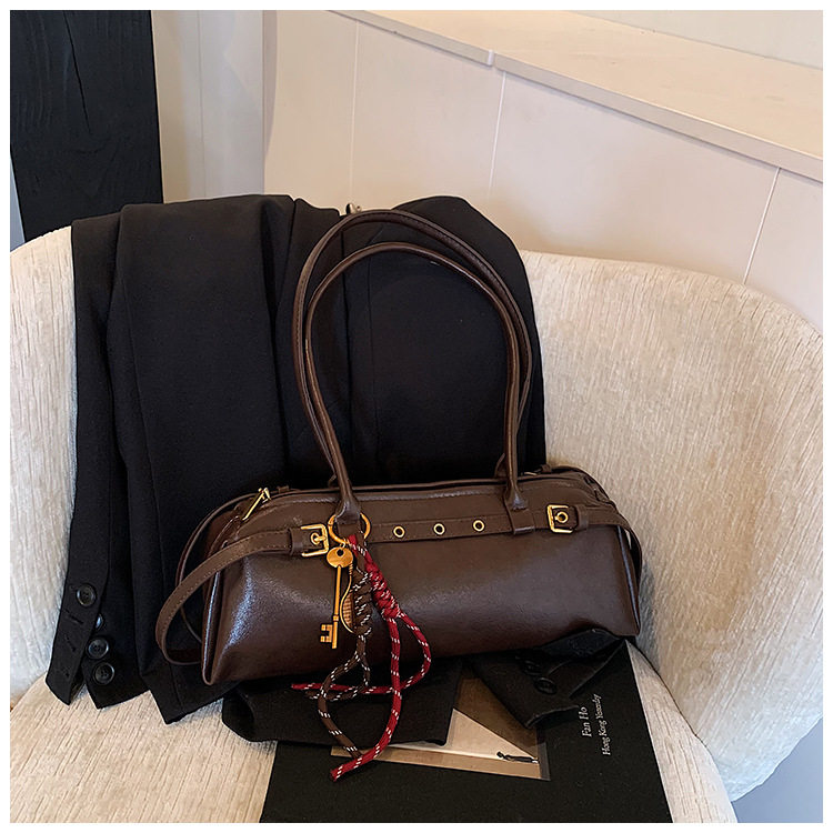 Túi xách baguette nữ phong cách retro, túi đeo tay và kẹp nách thời trang, kiểu dáng gối mềm mại — Burgundy không có mặt dây chuyền, Màu nâu không có mặt dây chuyền, Màu đen không có mặt dây chuyền, Màu nâu với mặt dây chuyền chi tiết 30
