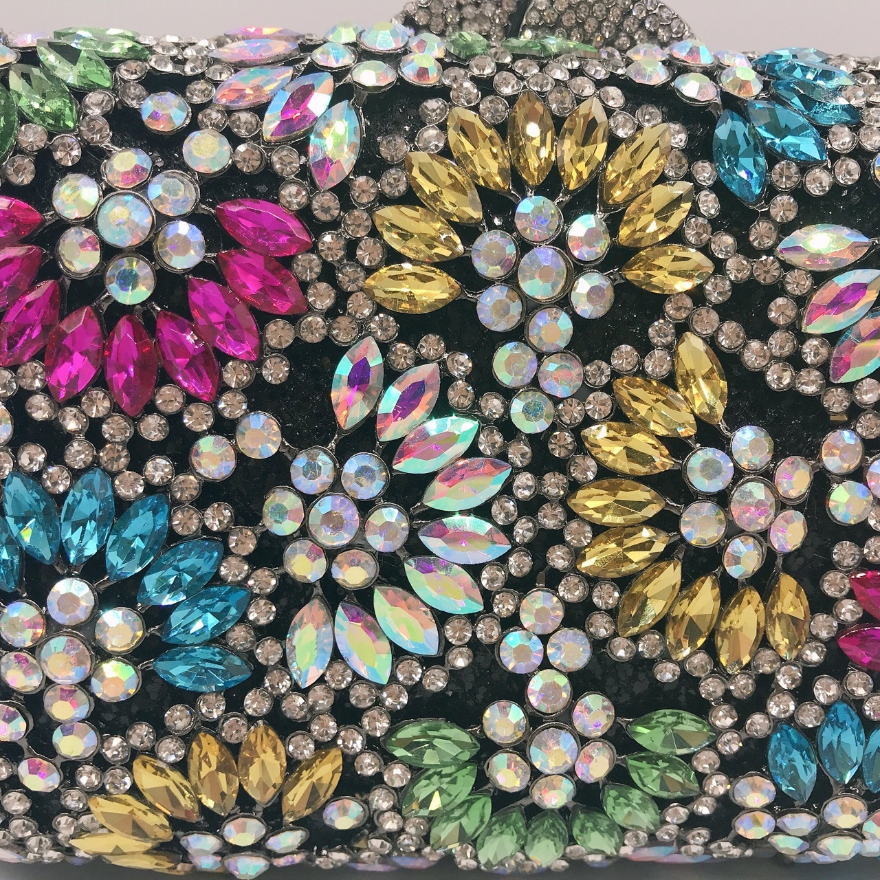 Transfronterizo nuevo fantasía ventilador de diamantes bolsa de cena hebilla magnética cadena de diamantes de agua horizontal bolsa de maquillaje cuadrada mujer