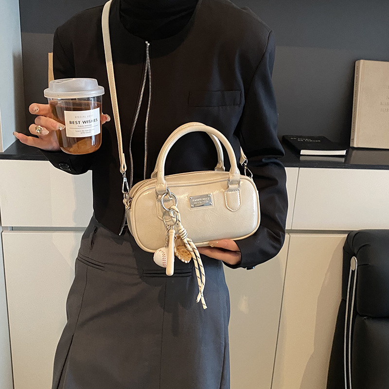 Este año, la popularidad de la bolsa de mano super caliente para mujeres 2025 nuevo estilo versátil bolsas de bolos de tendencia nicho bolsas de transporte