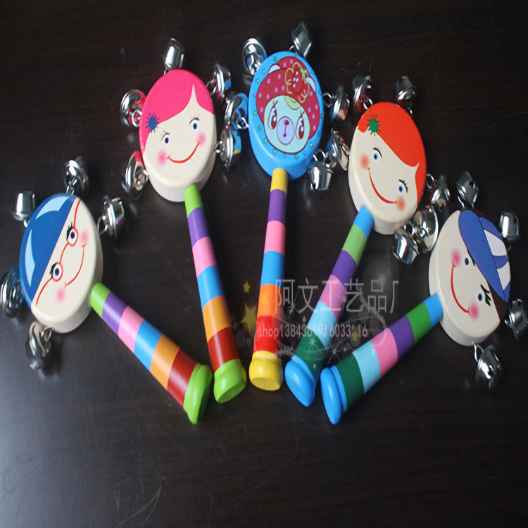 Artesanías de madera bebé juguetes niños de dibujos animados de educación temprana instrumento musical de doble cara con campana sonajero al por mayor