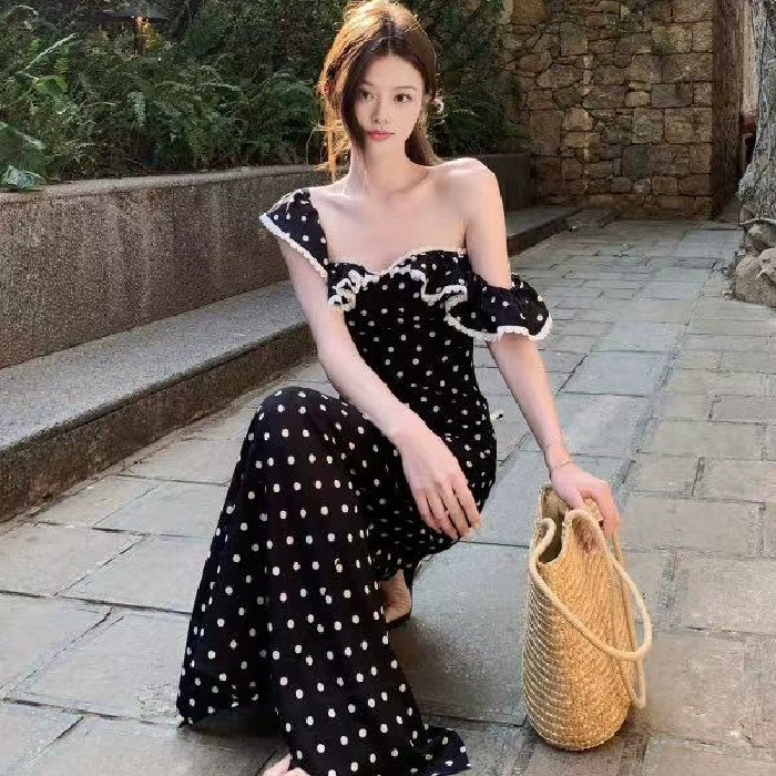 Черное платье на одно плечо во французском стиле с маленькими летящими рукавами в горошек, женское летнее высококачественное длинная юбка на талии для отдыха на море