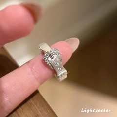 クールなブラッシュレザーベルトリング、中世の重工業デザイン、シルバーの点滅人差し指リング、ハイエンドの夏