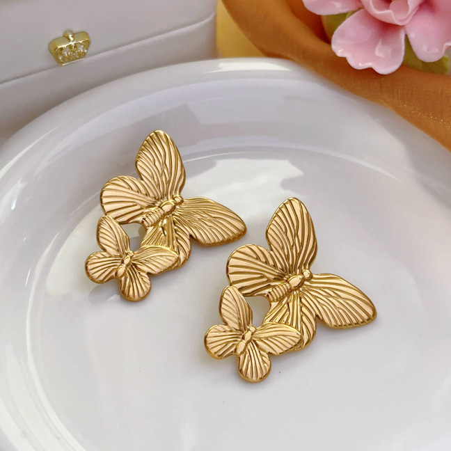 Pendientes de temperamento de nicho retro de moda europea y americana, acero inoxidable chapado en oro de 18 quilates, todo fósforo, tamaño exagerado, pendientes de mariposa, mujeres