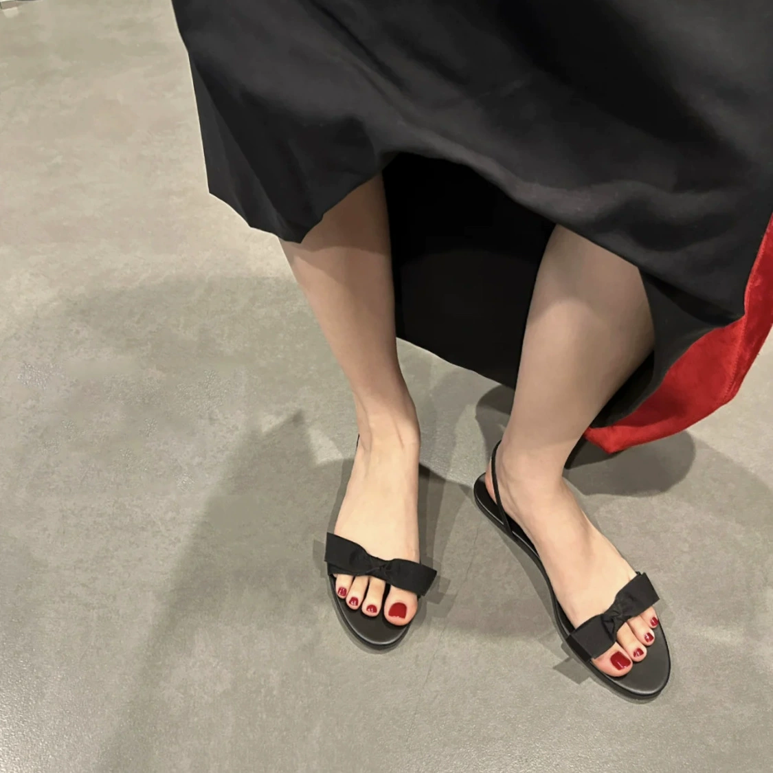 Версия из овчины ~ ji, простые сандалии на плоской подошве из натуральной кожи с бантом для женщин, летняя верхняя одежда, маленькие французские сандалии, мягкие сандалии с открытым носком