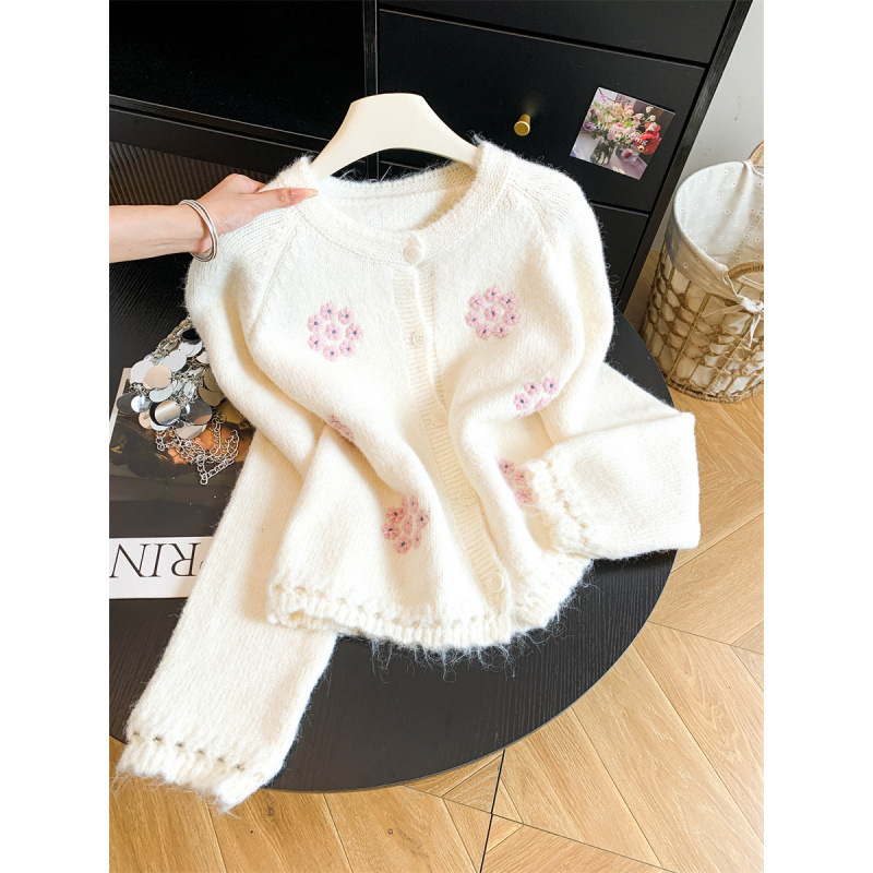 Korean-style handmade three-dimensional floral embroidered cardigan, soft and gentle sweater cardigan, new autumn and winter model Korean-style handmade three-dimensional floral embroidered cardigan, soft and gentle sweater cardigan, new autumn and winter model