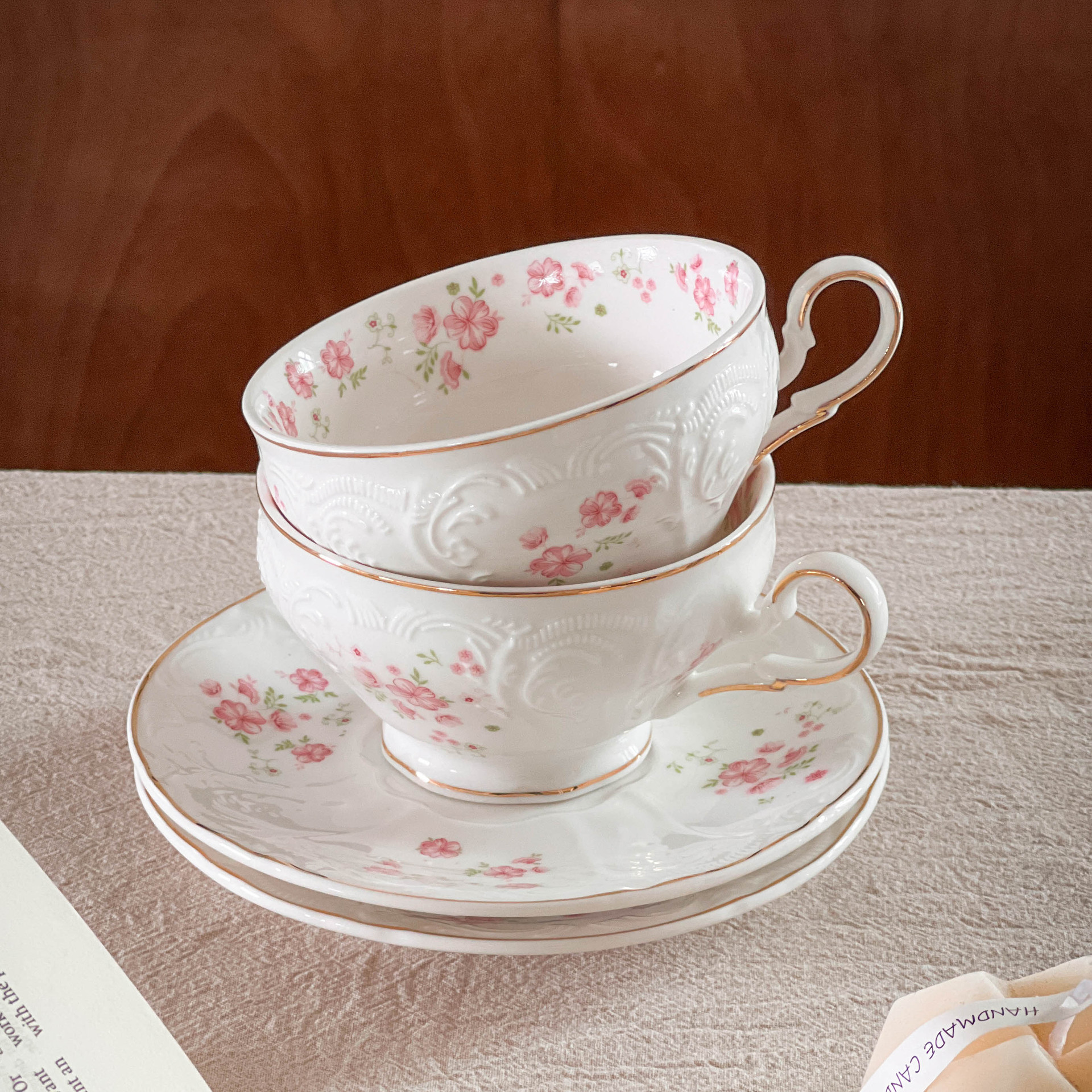 Tazas y platillos de café con flores de cerezo en relieve retro francés, exquisito lujo ligero, tazas de cerámica de flores de Phnom Penh, tazas de té de la tarde transfronterizas