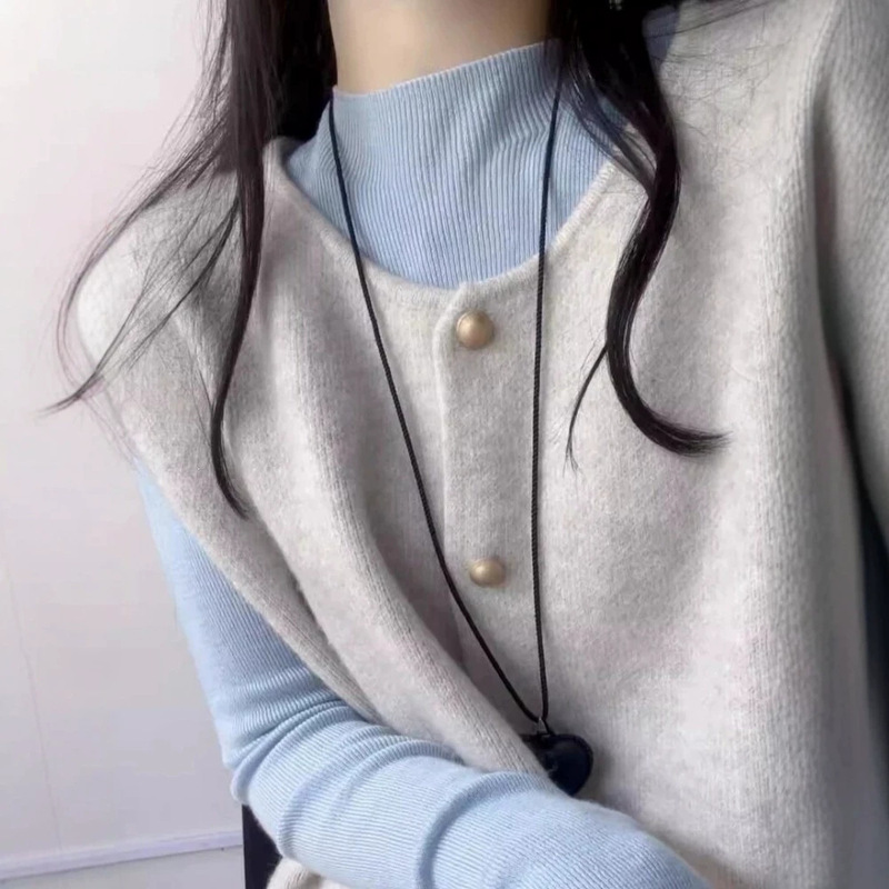 Retro-style knitted vest with small gold buttons, perfect for layering in autumn and winter, Korean-style outerwear, soft and comfortable, loose-fitting sweater vest Retro-style knitted vest with small gold buttons, perfect for layering in autumn and winter, Korean-style outerwear, soft and comfortable, loose-fitting sweater vest