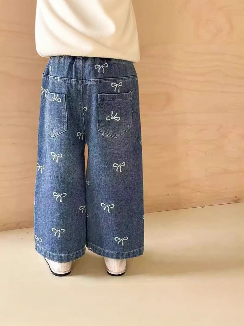 新商品の女の子のデニムのズボンのファッションはいっぱい印刷します。