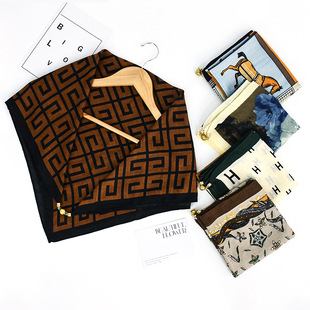 Suzhou and Hangzhou Convenient Lazy Magnetic Buckle Triangle Scarf Multi-use Wholesale Autumn and Winter Shawl Square Scarf Scarf Advanced Sense