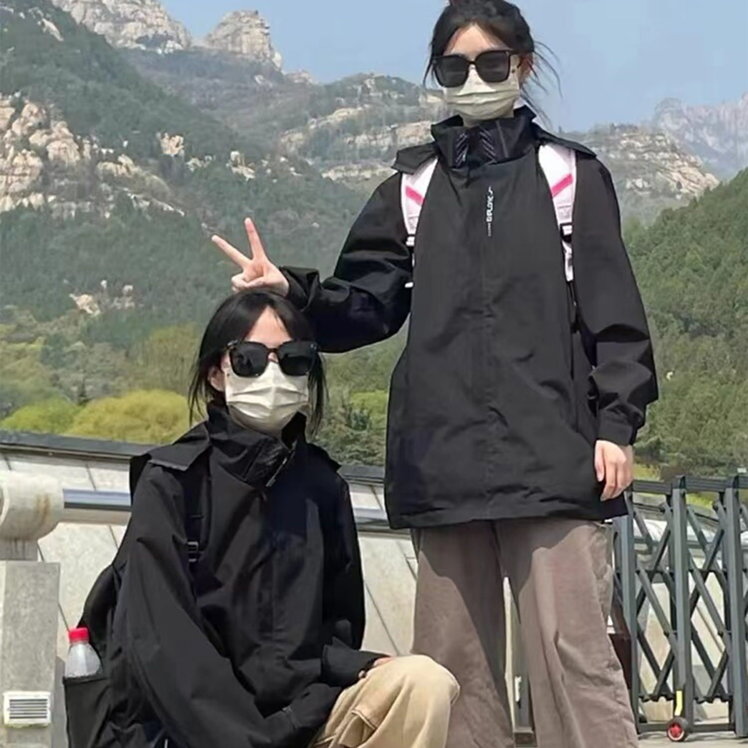 Outdoor casual jacket for men and women, versatile outerwear, mountaineering jacket with detachable inner lining, windproof and waterproof.