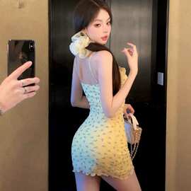 甜辣风碎花修身连衣裙女夏装纯欲黄色吊带裙小清新收腰包臀短裙子