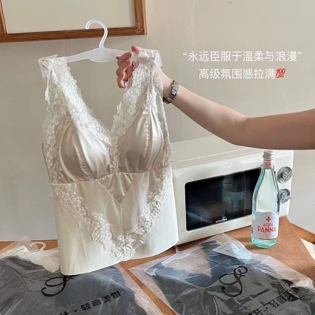 DOUYIN은 뜨거운 새로운 가을, 겨울 새로운 하이 엔드 레이스 새틴 닦았 열 조끼 고정 컵 여성을위한 아름다운 다시 걸이 복장을 판매합니다
