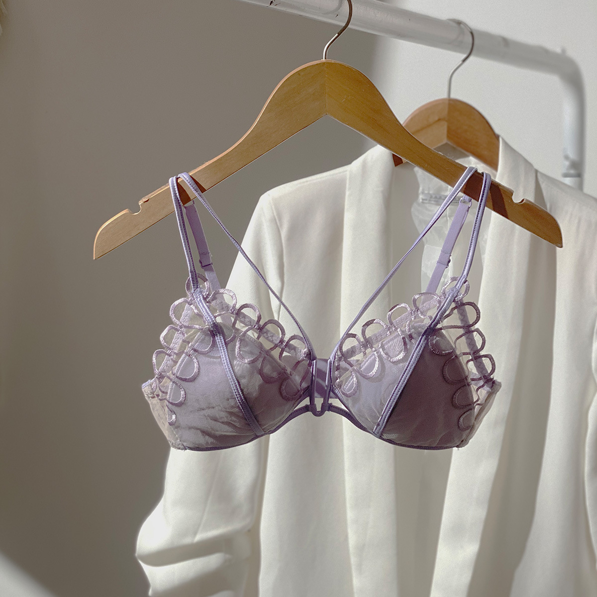 Cross-border French-style sexy lace triangle cup backless bra with hollowed-out, ultra-thin cups—perfect for making larger chests appear smaller—230771