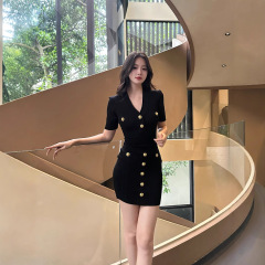 ZJZ 気質裕福な娘半袖ニットドレス女性の V ネックメタルバックルハイウエスト脚長さを示すヒップカバーショートスカート