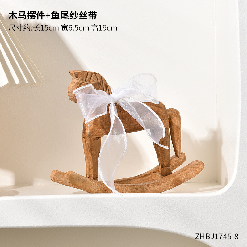現代のシンプルなリボンは馬を振って木の子供のおもちゃの馬のアイデアの人形の家庭の客間のデスクトップの装飾を並べます。|undefined